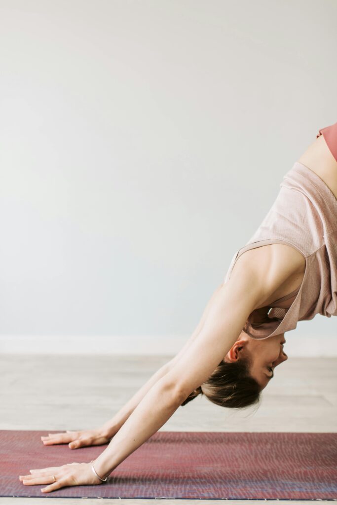 Orang yang sedang berolahraga yoga untuk mendapatkan badan fit
