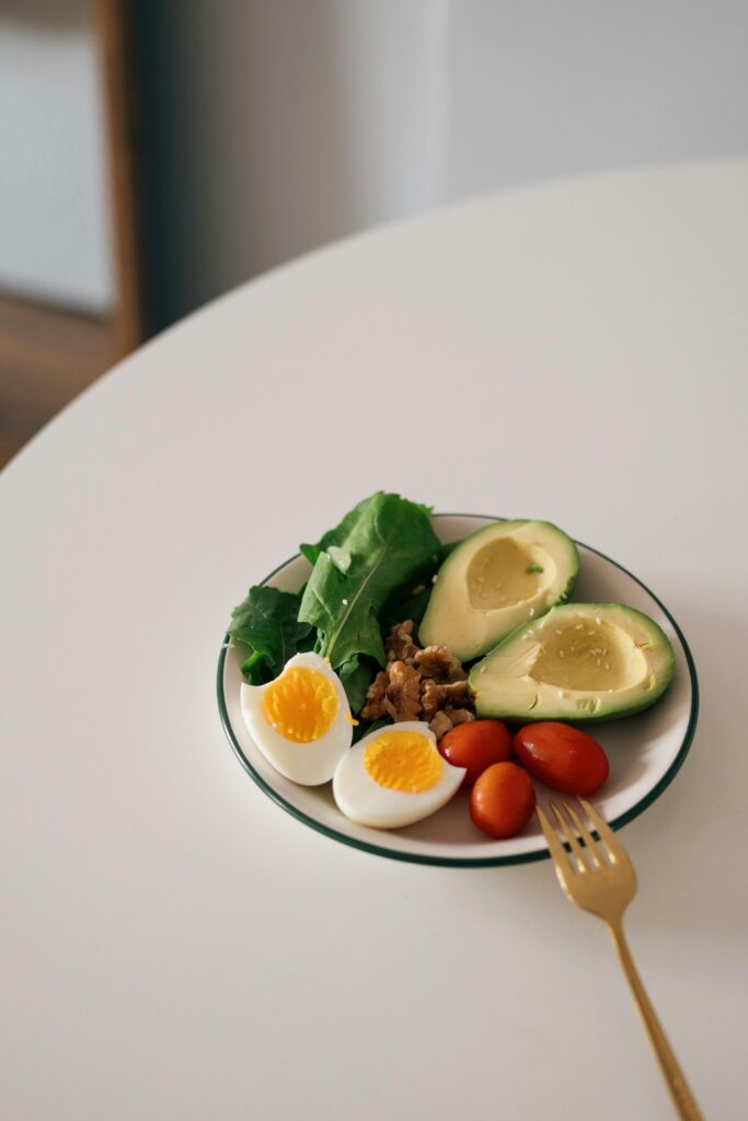 Makanan yang Mengandung Protein Nabati,alpukat,telur,tomat dan kacang